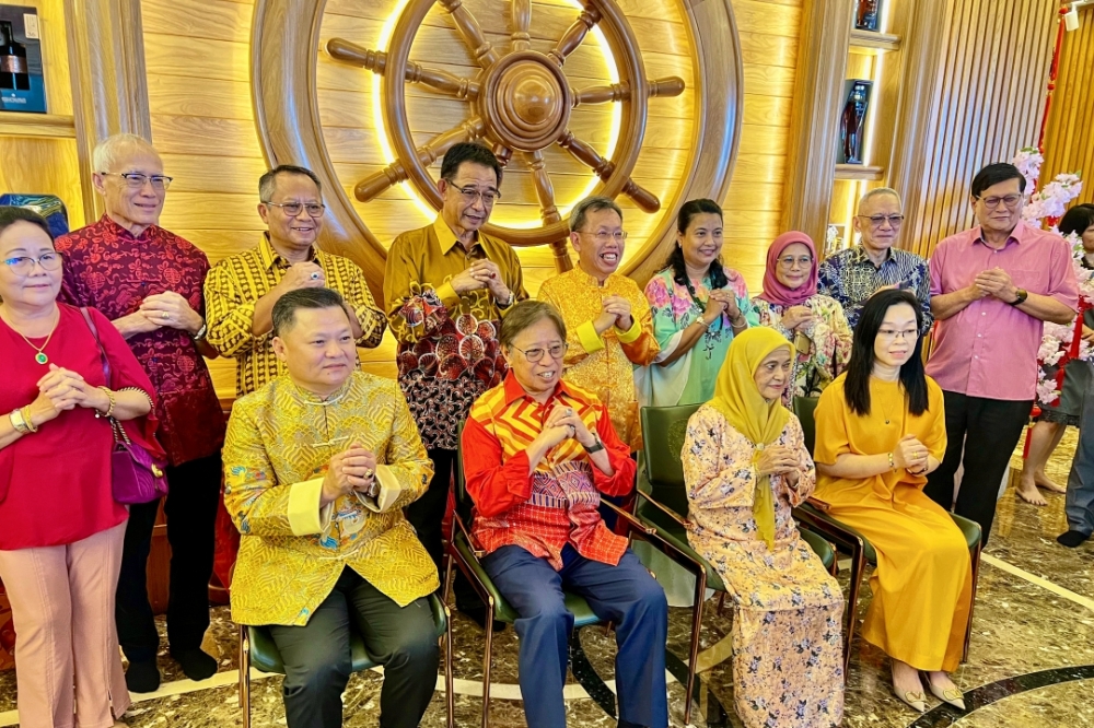(Front, from left) Sarawak Deputy Minister of Natural Resources and Environmental Sustainability Datuk Seri Huang Tiong Sii, Premier Tan Sri Abang Abdul Johari Openg and others pose for the camera. — Borneo Post pic