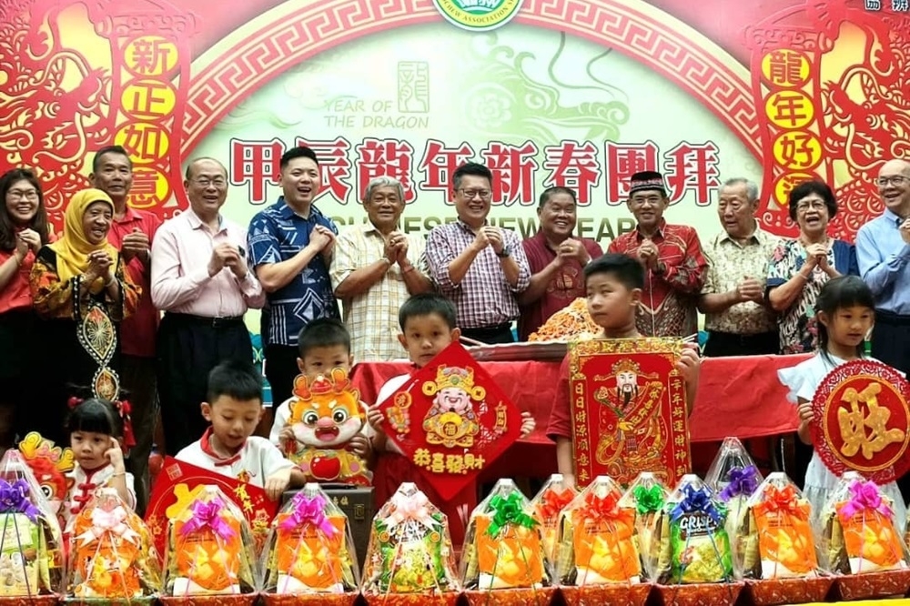 Bukit Assek Assemblyman Joseph Chieng (7th left) with other guests and association members in a photo op at the Sibu Teochew Association’s Chinese New Year open house February 11, 2024. — Borneo Post pic 