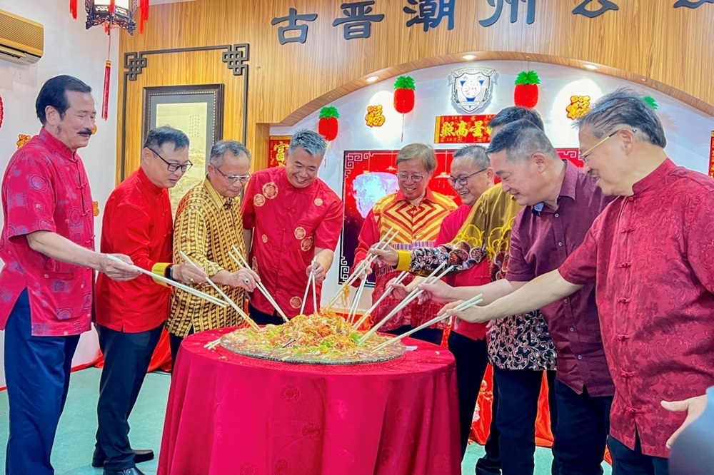 (From 4th left) Kuching Teochew Association president Chew Boon Seng, Premier Tan Sri Abang Johari Openg tossing the yee sang. — Roystein Emmor/Borneo Post pic