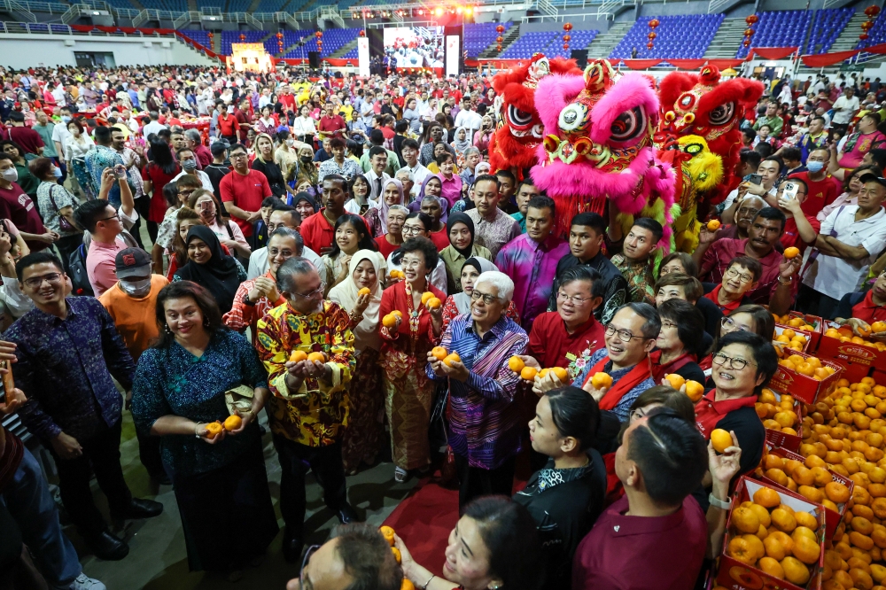 Penang  Yang Dipertua Negeri Tun Ahmad Fuzi Abdul Razak and Penang Chief Minister Chow Kon Yeow pose for a picture with guests at the latter's Chinese New Year open house held at the Setia SPICE Arena Bayan Baru February 11, 2024. — Bernama pic