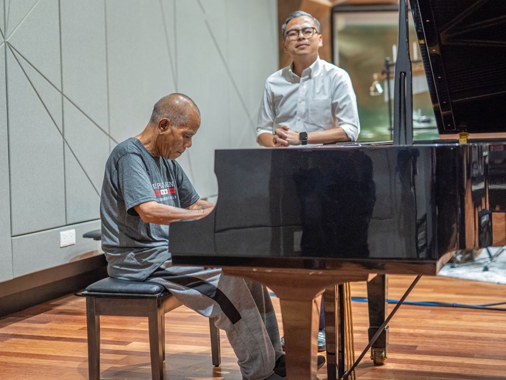 Communications Minister Fahmi Fadzil listens as Ross Ariffin plays the piano. The composer, who had penned songs for popular artistes such as Datuk Seri Siti Nurhaliza, Ning Baizura, Jacklyn Victor and Fauziah Latiff, was still yearning to return to composing. — Picture via X/Bernama 