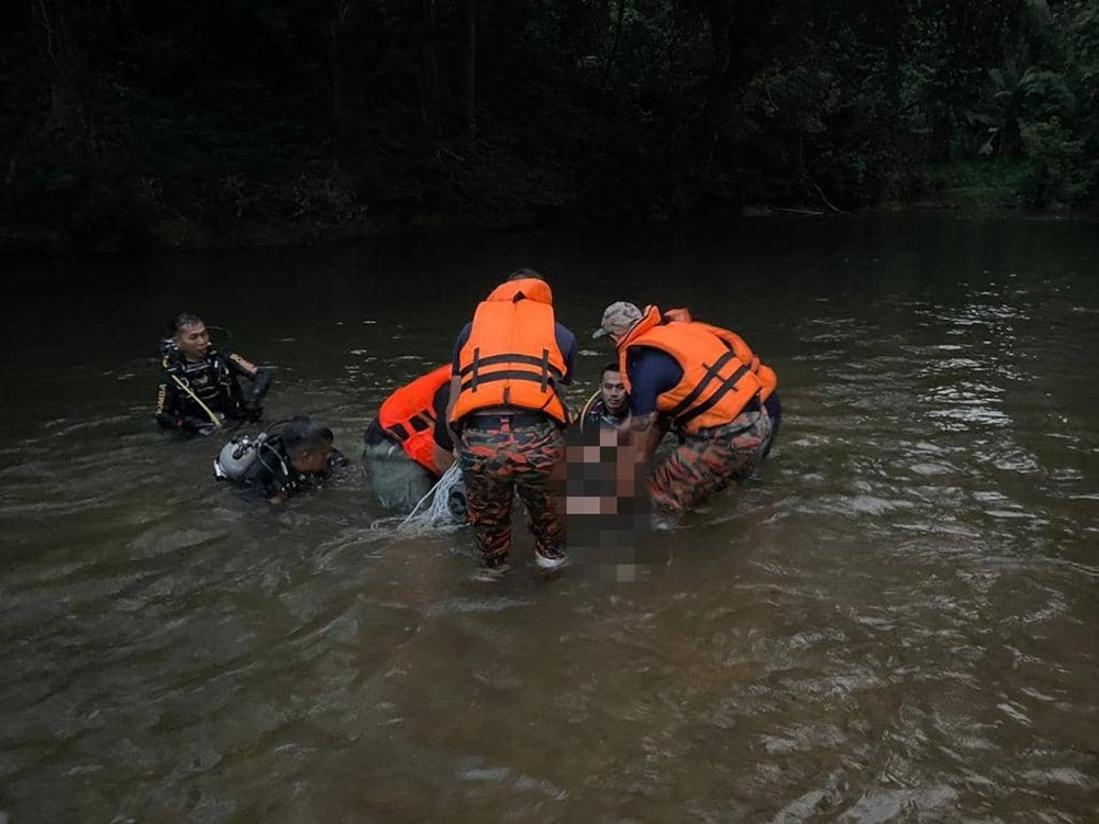 A 16-year-old boy died while his 17-year-old friend is feared drowned after they were swept by strong currents while swimming in a river near Rumah Panjang Batu Lintang in Betong around 3.50pm today. — Picture courtesy of the Sarawak Fire and Rescue Department