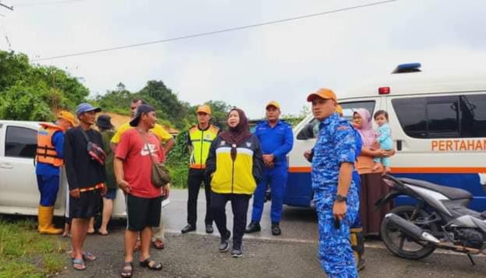 APM personnel monitoring flood-prone areas in Kuching.  —  Picture courtesy of Sarawak Public Communications Unit via Borneo Post Online