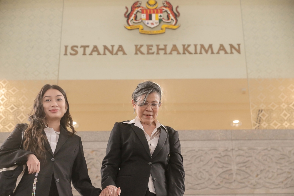 Lawyer Nik Elin Zurina Nik Abdul Rashid (right) and her daughter Tengku Yasmin Nastasha Tengku Abdul Rahman are seen leaving the Palace of Justice February 9, 2024. — Picture by Sayuti Zainudin