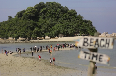 Pulau Giam’s ‘parting sea’ phenomenon draws surge of tourists to Perak annually