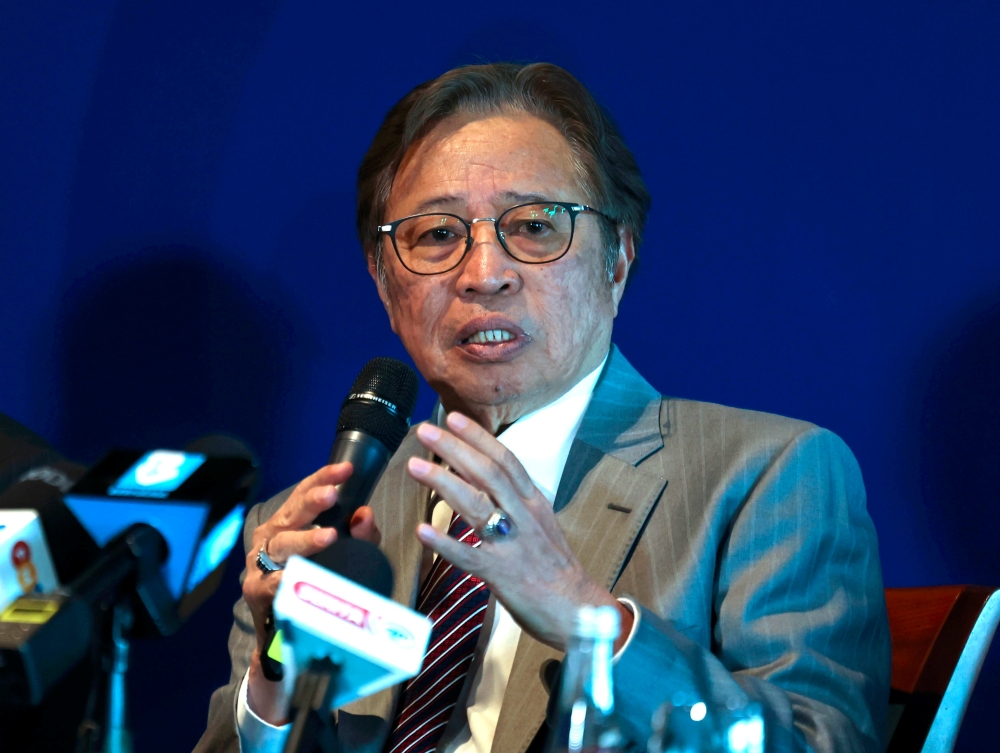 Sarawak Premier Tan Sri Abang Johari Openg today said the construction of a road spanning over 100 kilometres connecting Miri, Marudi, Mulu and Long Terawan is expected to commence next year. — Bernama pic