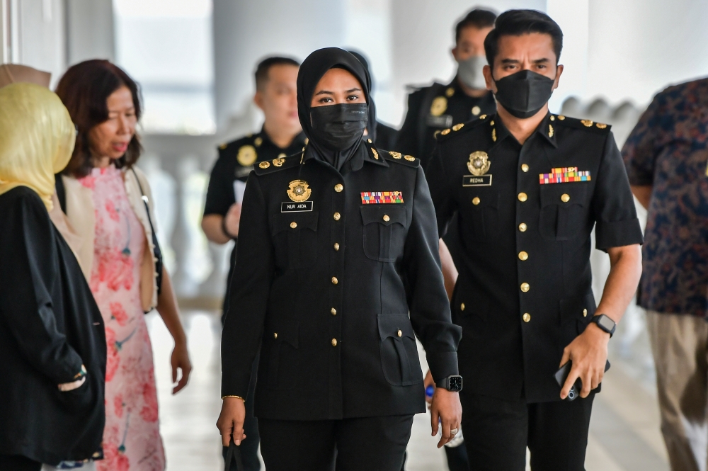 MACC investigative officer Senior Superintendent Nur Aida Arifin arrives at the courtroom for the 1Malaysia Development Berhad (1MDB) trial at the Kuala Lumpur High Court Complex in Kuala Lumpur February 13, 2024. — Picture by Hari Anggara