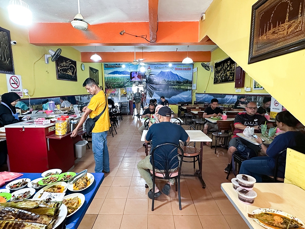 The eatery offers a pleasant dining experience during the weekend.