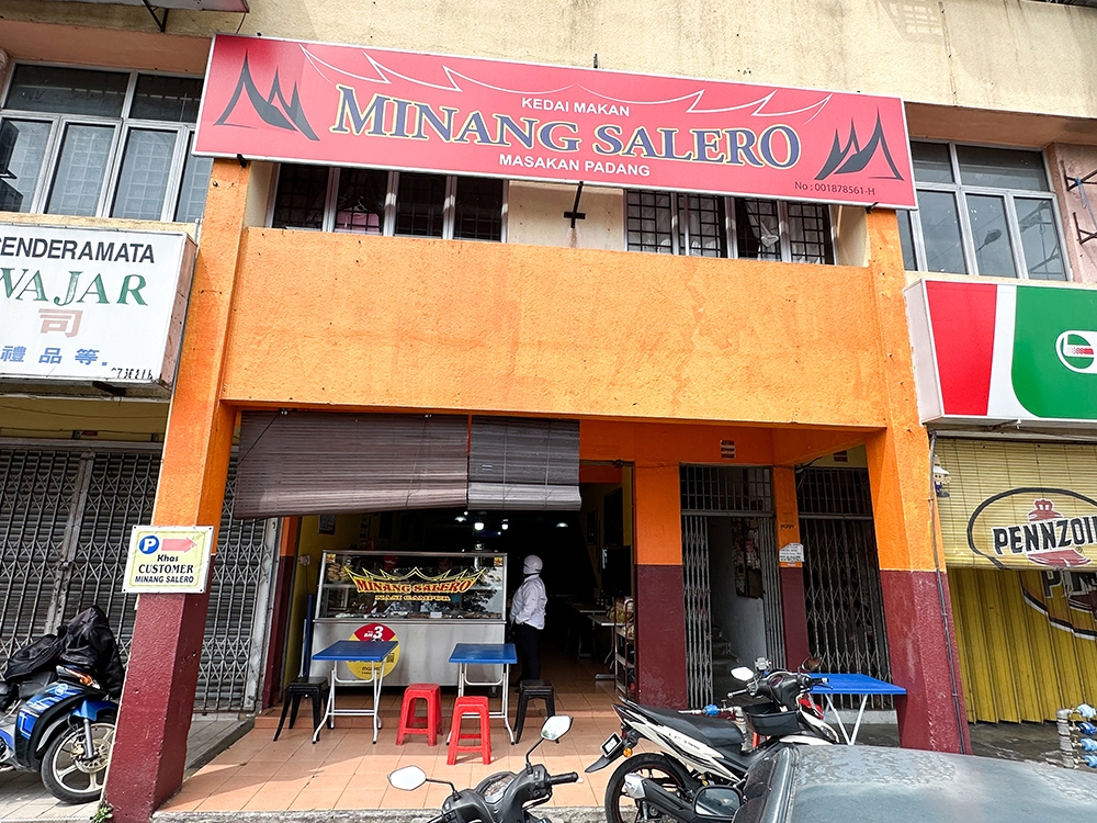 Located along Jalan Sentul, it's near the famous Chinese 'nasi lemak' stall that opens at night.