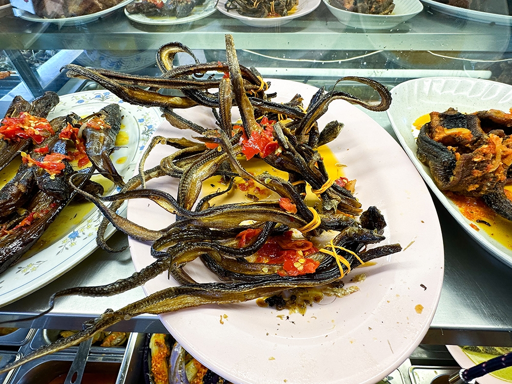 Curly smoked baby eels anyone? It's not for an episode of 'Fear Factor' but just a traditional Minang ingredient.