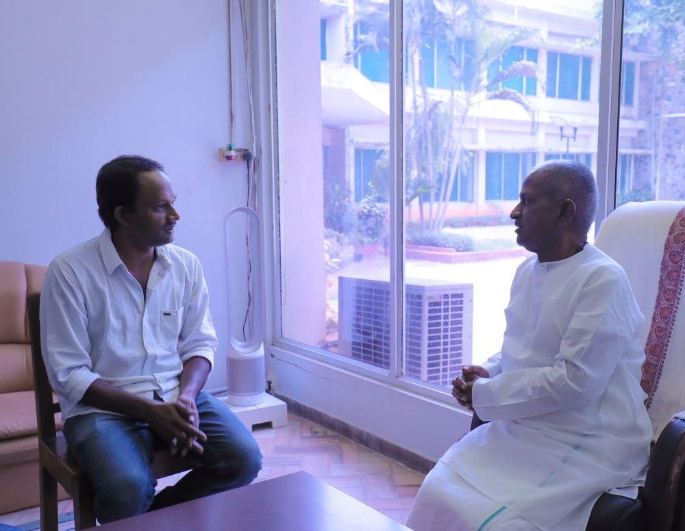 Tamil director Manikandan (left) has won two National Award medals for his films 'Kaaka Muttai' and 'Kadaisi Vivasayi' in 2015 and 2023, respectively. — Picture via X/@dirmmanikandan