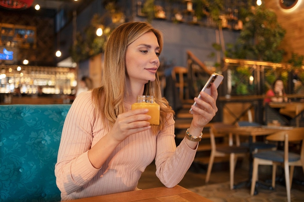 Dexting involves exchanging text messages with someone you meet on a dating app, without ever meeting them in real life.  — PixelsEffect/Getty Images/ETX Studio pic 