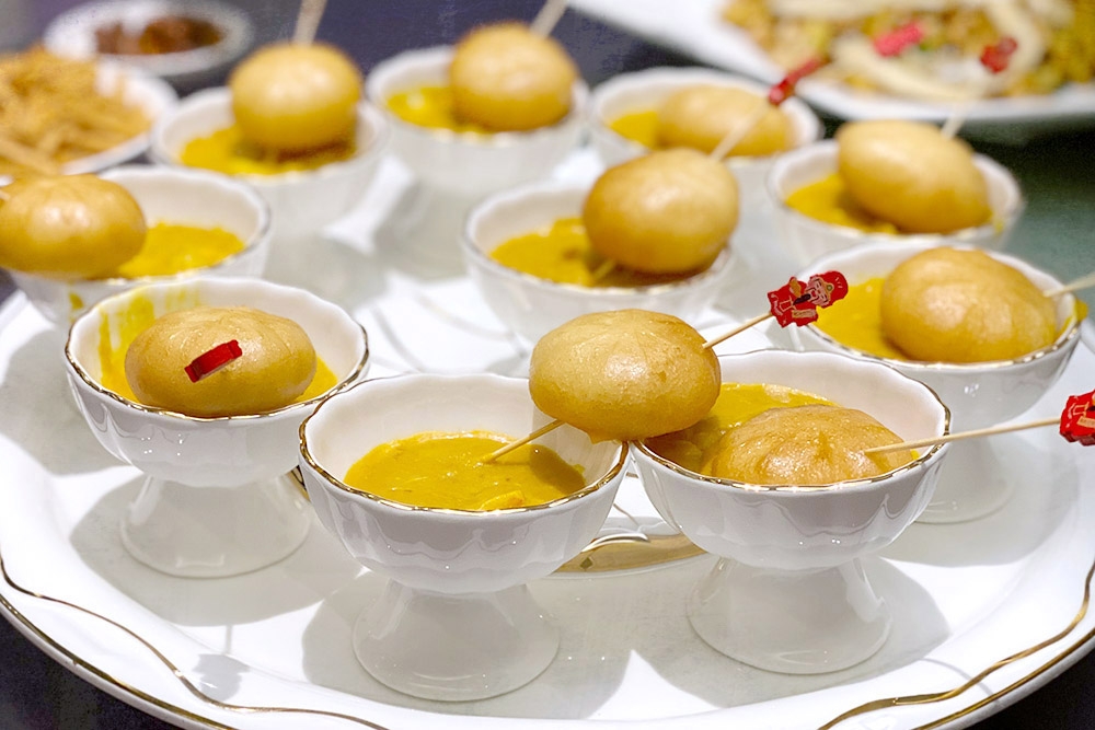 Fresh crab meat and pumpkin sauce served with deep fried 'mantou'.