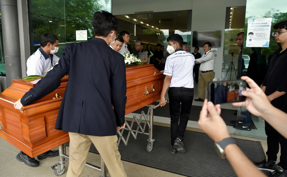 An atmosphere of melancholy hung over the Nirvana Memorial Park where the family members and friends gathered at about noon to pay their final respects to pilot Daniel Yee. ― Bernama pic