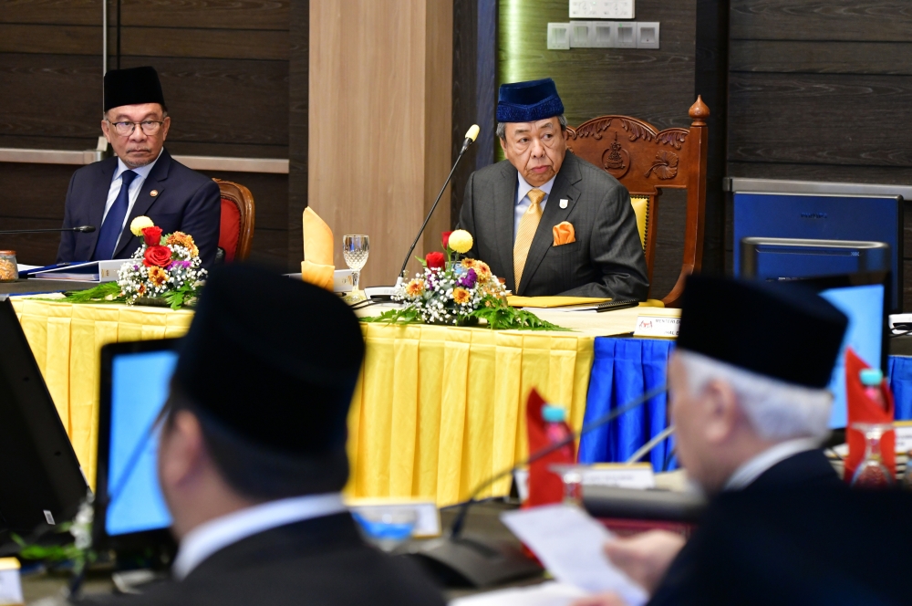 Sultan of Selangor Sultan Sharafuddin Idris Shah who is also chairman of the National Council of Islamic Religious Affairs (MKI), presides over the 71st meeting of MKI in Putrajaya, February 15, 2024. With him is Prime Minister Datuk Seri Anwar Ibrahim. — Bernama pic  