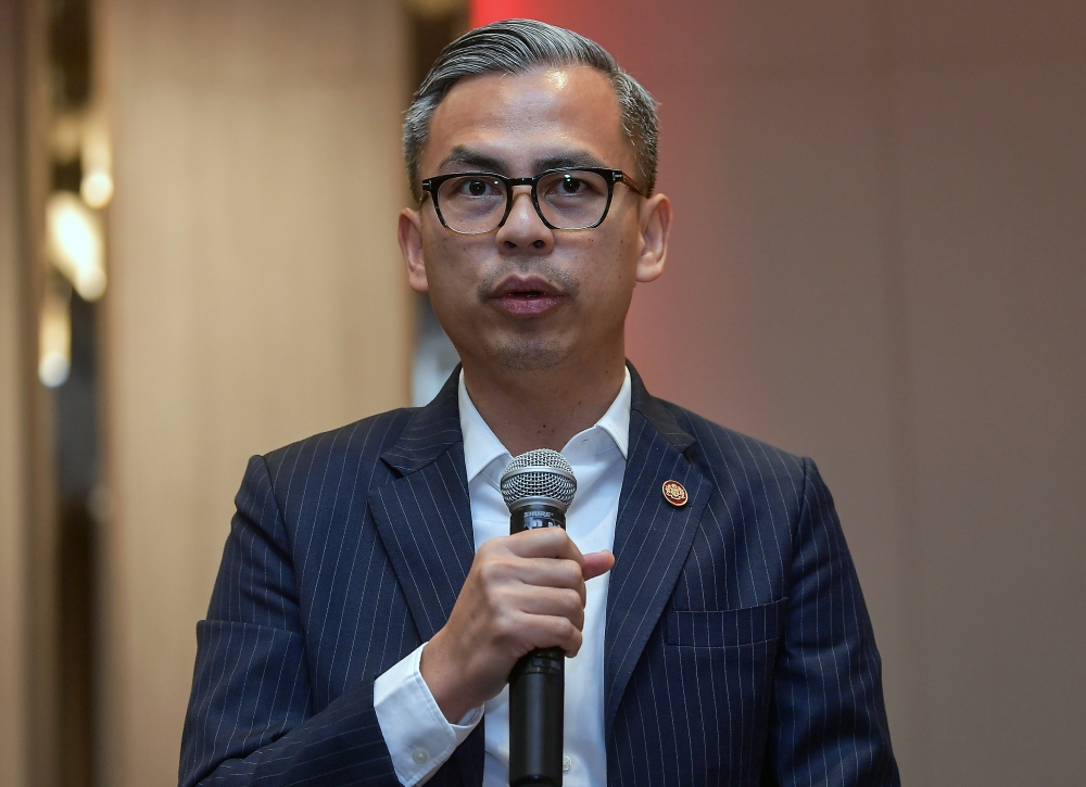 Communications Minister Fahmi Fadzil also expressed gratitude for the advice and views of Sultan Selangor Sultan Sharafuddin Idris Shah, who is also chairman of the National Council of Islamic Religious Affairs (MKI), and hoped the Ruler’s advice would be taken as guidance by all parties regardless of political belief. — Bernama pic