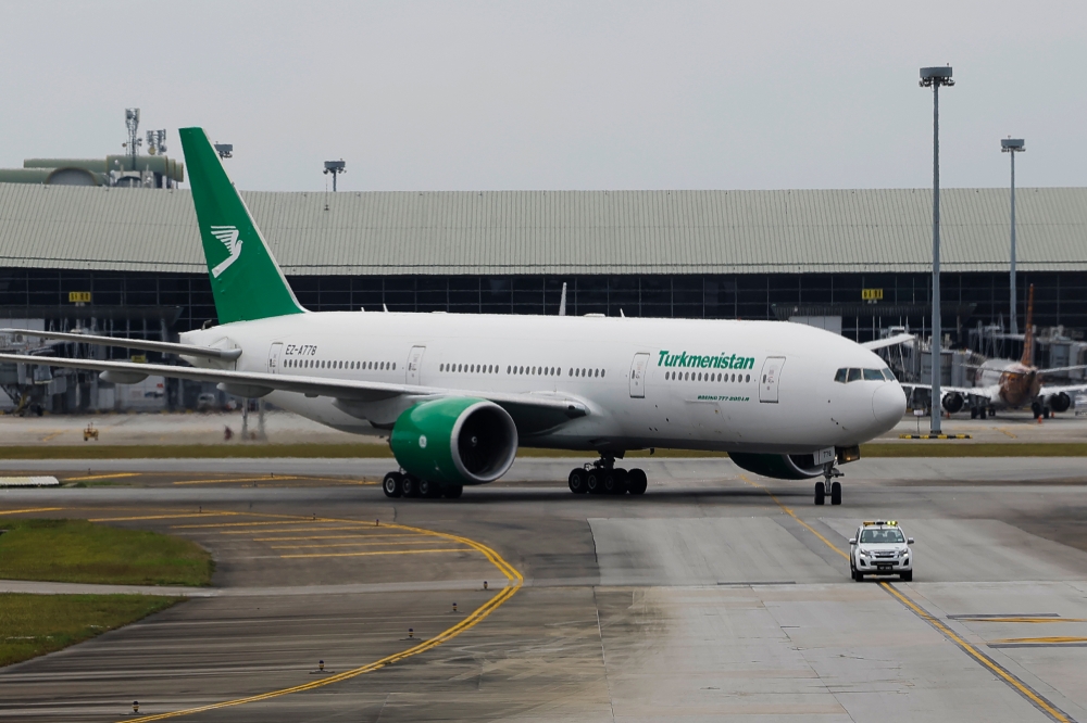 Turkmenistan Airlines which used to ply between Ashgabat and Kuala Lumpur until 2015, reintroduced its services today. The flight from Ashgabat to Kuala Lumpur landed at the KLIA Terminal 1 at 4.10pm and was greeted with a water-cannon salute, Sepang, February 15, 2024. — Bernama pic 