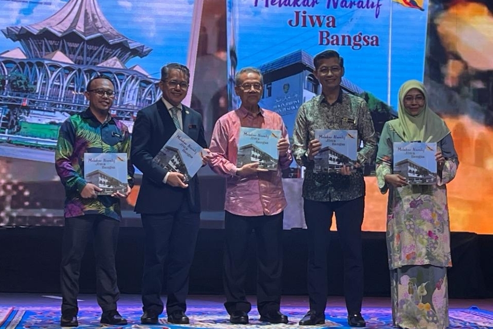 Anwar (centre) and Abang Haliman on his left with other guests hold the ‘Melakar Naratif Jiwa Bangsa’ book which was launched during the officiating ceremony of ‘Festival Bahasa Jiwa Bangsa’ at DBP Sarawak here yesterday. — Borneo Post Online pic