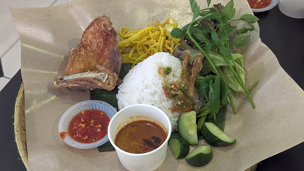 A 'single plate' with 'ayam kampung goreng'.
