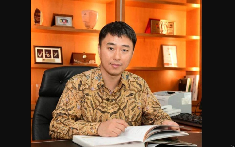 In a statement today, Julau MP Datuk Larry Sng said the angpows were for luck and the preservation of Chinese customs. — Picture from Facebook/Larry Sng via Borneo Post 