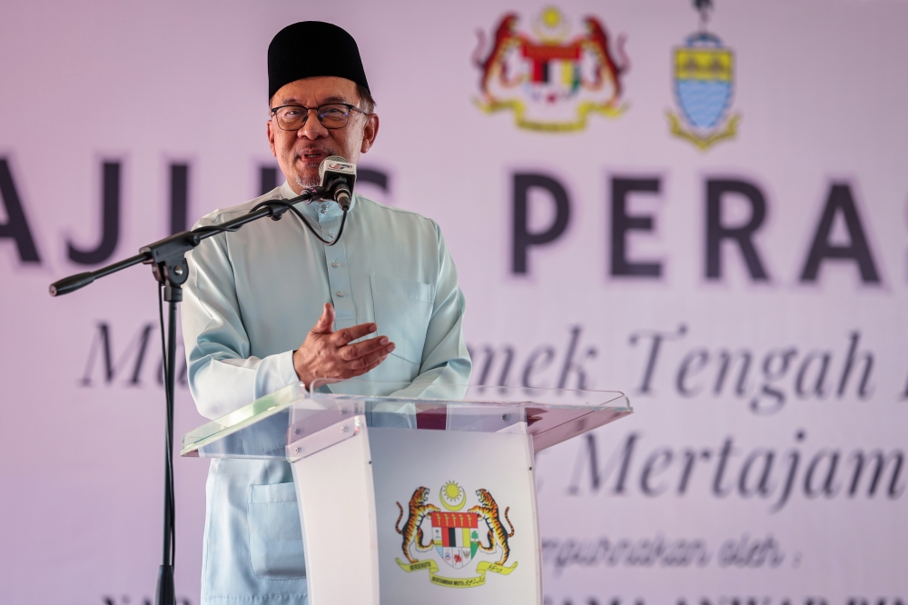 Prime Minister Datuk Seri Anwar Ibrahim said it is better for certain parties that have been criticising and accusing the government of not defending the Shariah Court to participate in the committee’s discussions rather than turning the recent invalidation of certain provisions in Kelantan Syariah Criminal Code Enactment into a political controversy. — Bernama pic   
