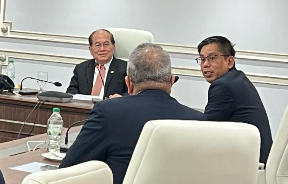 Sarawak Deputy Premier Datuk Amar Douglas Uggah (left) in a discussion with Universiti Malaysia Sarawak (Unimas) officials during a courtesy call, February 16, 2024. — Picture courtesy of Deputy Premier’s Office