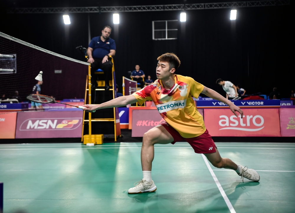 World number 15 Ng Tze Yong was on court for only three minutes before being forced to retire while trailing 1-3 in the first game against Singapore’s Jason Teh at the Setia City Convention Centre, February 16, 2024. — Bernama pic 