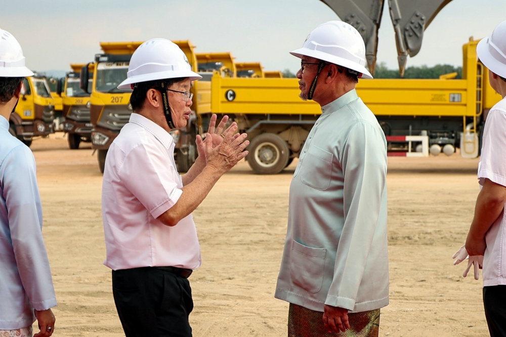 Prime Minister Datuk Seri Anwar Ibrahim chats with Penang Chief Minister Chow Kon Yeow at the Batu Kawan Industrial Park 3 (BKIP3) ground-breaking ceremony, February 16, 2024. — Bernama pic 