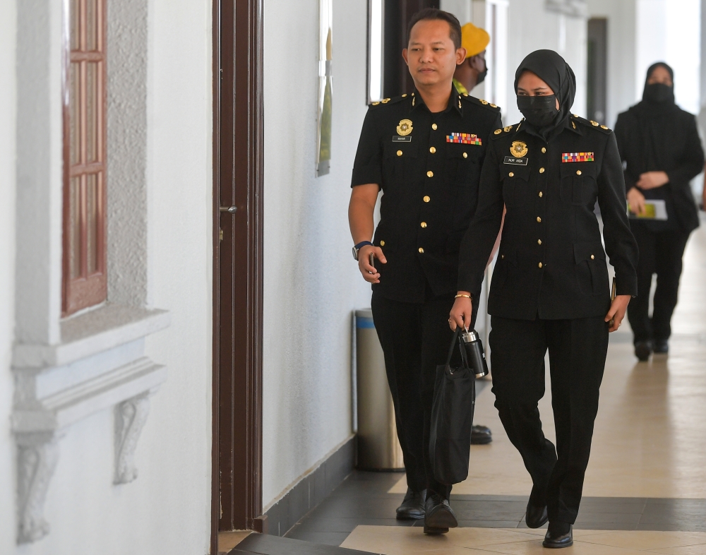 Malaysian Anti-Corruption Commission (MACC) investigating officer Nur Aida Arifin (2nd, left) at the Kuala Lumpur High Court, February 16, 2024. — Bernama pic 