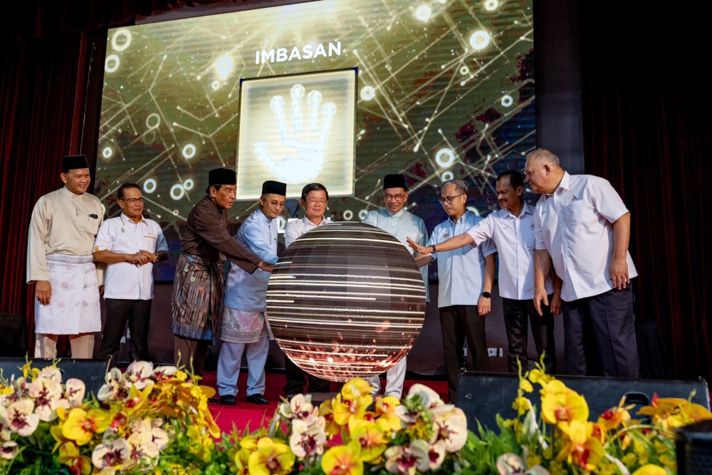 Prime Minister Datuk Seri Anwar Ibrahim at the launch of the Penang Entrepreneurs Connectivity and Development Empowerment Carnival in Permatang Pauh, February 16, 2024. With him are Penang Chief Minister Chow Kon Yeow and Communications Minister Fahmi Fadzil. — Picture from X/Anwar Ibrahim