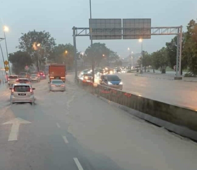 Flash floods cause standstill during rush hour in Padawan areas
