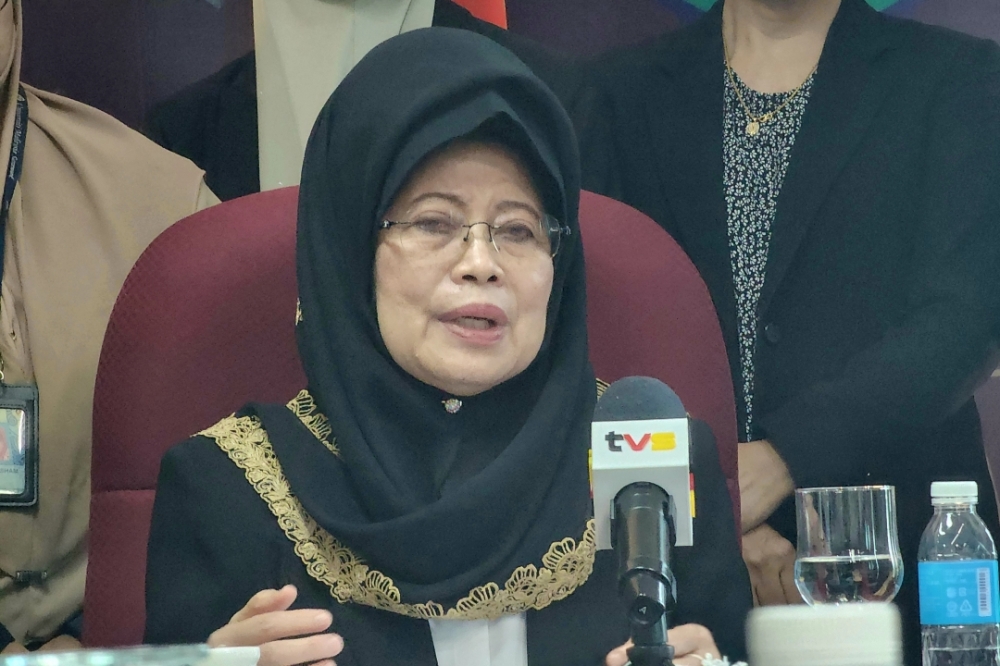 Fatimah speaks to reporters during the press conference. — Borneo Post Online pic