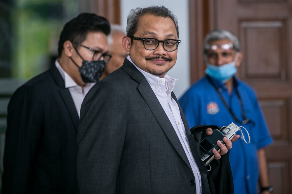 Former top graftbuster Tan Sri Dzulkifli Ahmad said the current system appears to have the order topsy-turvy, with checks on those still in office seemingly lax compared to those who have retired, as he had experienced. — Picture by Hari Anggara