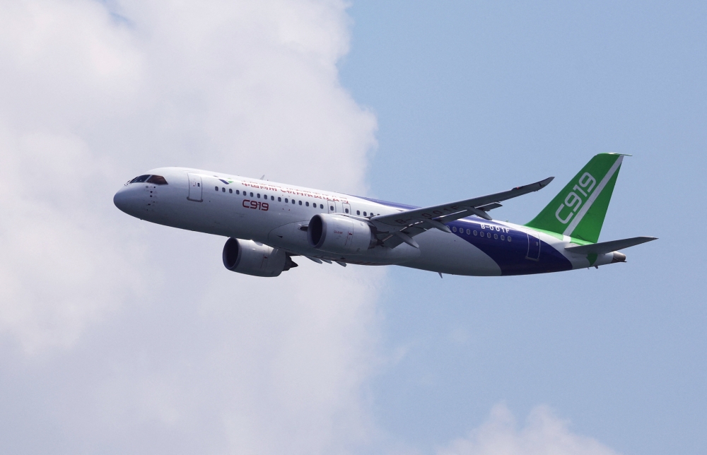 China’s challenger to Airbus and Boeing’s passenger jets, the narrow-body C919 manufactured by the Commercial Aircraft Corporation of China (Comac), has made its first trip outside Chinese territory, staging a fly-by at the Singapore Airshow today. — Reuters pic