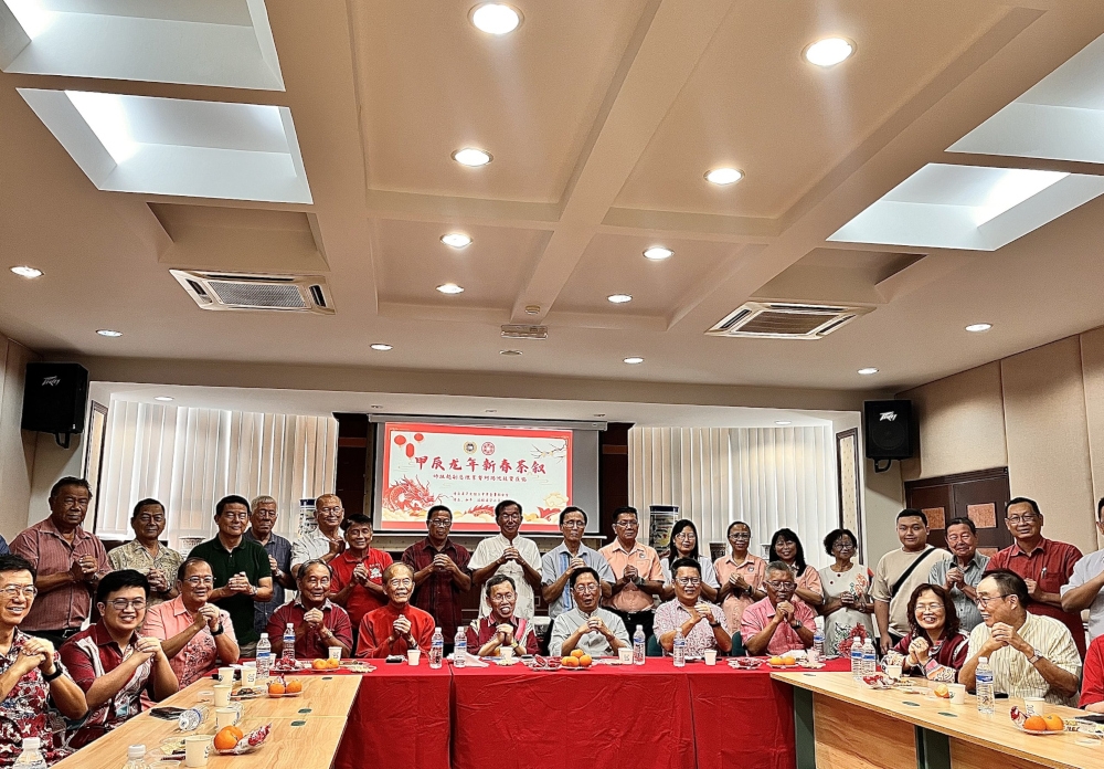 Deputy Premier Datuk Dr Sim Kui Hian (seated, centre) and Datuk Vincent Lau, on his left, join other VIPs and guests in a photo-call at the ‘New Year Tea Party for the Year of the Dragon’ in Wisma Huawen Du Zhong, Sibu, February 18, 2024. — Borneo Post pic 