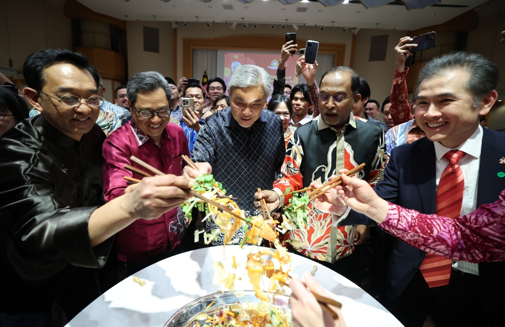 Deputy Prime Minister Datuk Seri Ahmad Zahid Hamid with Higher Education Minister Datuk Seri Zambry Abdul Kadir toss Yee Sang at the Chinese New Year celebration event with the Malaysian community in Japan held at a hotel in Tokyo, February 18, 2024. — Bernama pic    