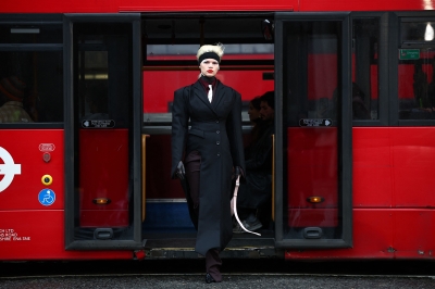 伦敦时装模特摔倒暴露女性乘坐公交车的现实