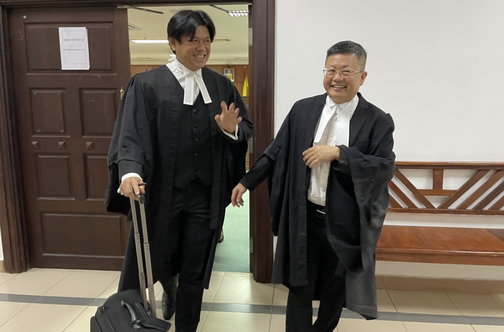 Toh Puan Datuk Patinggi Raghad Kurdi Taib’s lawyer Alvin Yong (left) and lawyer Tan Kee Heng, representing RHB Investment Bank, exit the courtroom chamber after the proceeding. — Borneo Post pic 