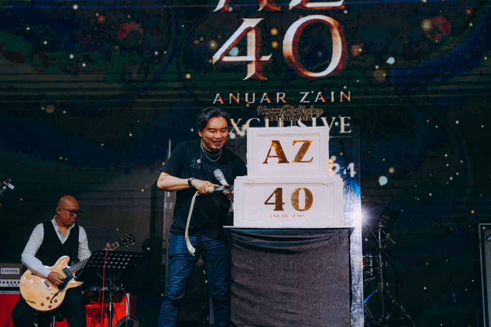 Anuar was presented with a huge birthday cake to celebrate his belated birthday at the show. — Picture courtesy of Jiobuddy.