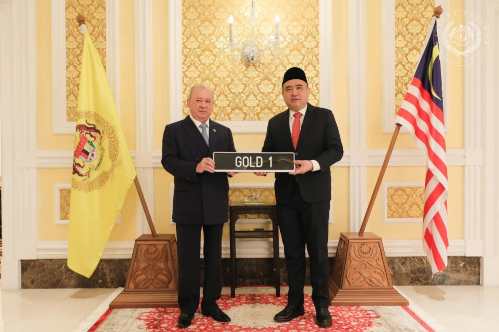 Yang di-Pertuan Agong Sultan Ibrahim receives a mock ‘GOLD 1’ special number plate from Transport Minister Anthony Loke at the Istana Negara in Kuala Lumpur February 20, 2024. — Picture Facebook/Sultan Ibrahim Sultan Iskandar 