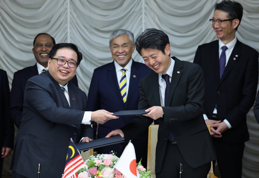 Deputy Prime Minister Datuk Seri Ahmad Zahid Hamidi and Toshiba Corporation president and chief executive officer Taro Shimada (right) witness the signing of an agreement between MyDigital and Toshiba, by MyDigital Corporation chief executive officer Fabian Bigar (2nd left) and Toshiba Digital Solutions Corporation general manager Naoki Yamaguchi (2nd right) in Tokyo, February 20, 2024. — Bernama pic 