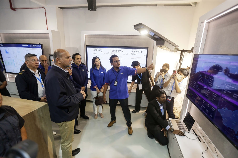 Digital Minister Gobind Singh Deo at Telekom Malaysia Berhad’s (TM) One Innovation Lab and Enterprise 5G Lab at TM Digital Academy in Multimedia University, Cyberjaya, February 20, 2024. — Picture by Sayuti Zainudin 