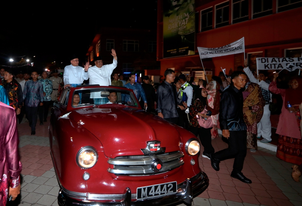 A Nash Rambler Custom Convertible 1951 car, with the registration number M4442, carrying Prime Minister Datuk Seri Anwar Ibrahim and Melaka Chief Minister Datuk Seri Ab Rauf Yusoh led the 600-metre procession. — Bernama pic 