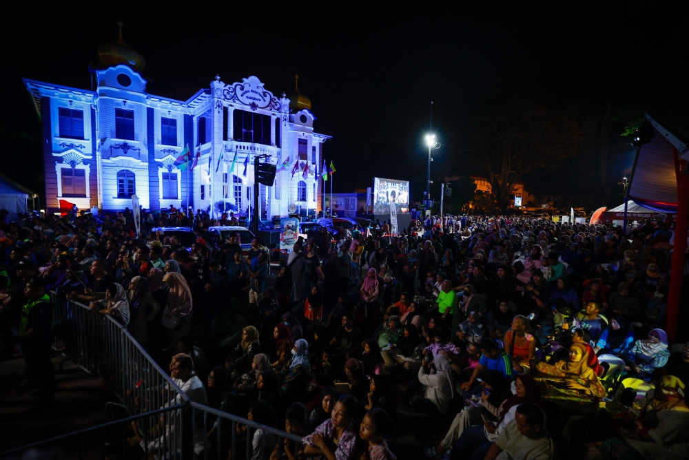 People flood the grounds of the Declaration of Independence Memorial to watch the re-enactment of the historic event. — Bernama pic 