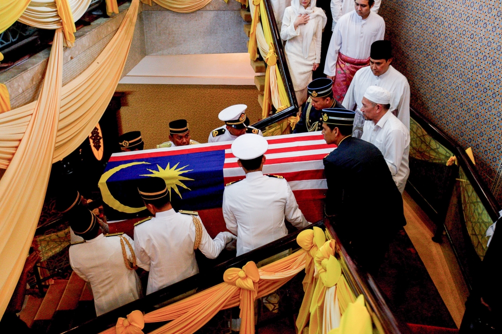 Pallbearers carry the casket of former Sarawak governor Tun Abdul Taib Mahmud out of the National Mosque in Kuala Lumpur 21, 2024. — Picture by Sayuti Zainudin