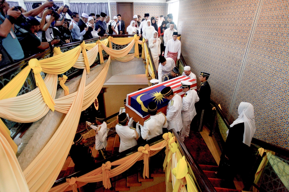 Army officers carry the casket of the late Tun Abdul Taib Mahmud into the hearse at the National Mosque before heading to TUDM Subang Base, February 21, 2024. — Picture by Sayuti Zainudin 