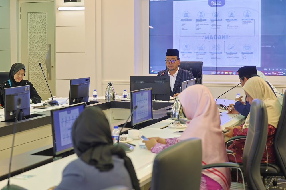 Deputy Minister in the Prime Minister’s Department (Religious Affairs) Zulkifli Hasan in a meeting with women’s NGOs at the Islamic Complex in Putrajaya, February 21, 2024. — Bernama pic 