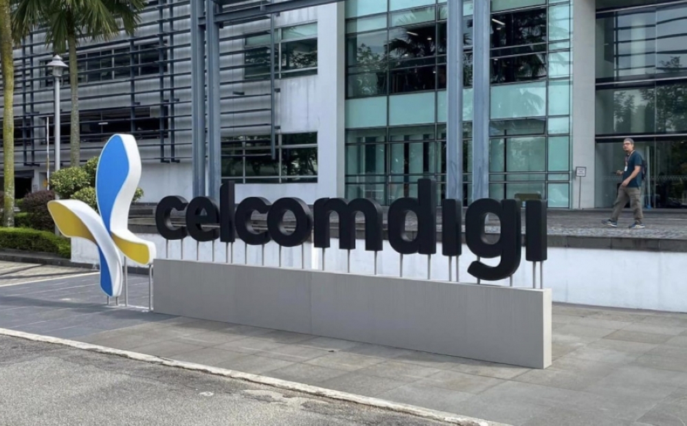 On the network side of things, CelcomDigi claims to have completed 35 per cent of its network integration and modernisation exercise ahead of its original Phase 1 plan of 30 per cent by the end of 2023. As of December 2023, they have modernised a total of 5,665 sites and have phased out 2,400 sites. — SoyaCincau pic 