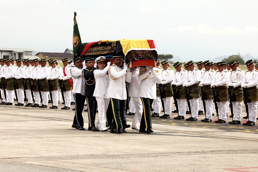 Officers carry casket containing the body of former Sarawak governor Tun Abdul Taib Mahmud at Kuching International Airport. The arrival of the body was greeted with a guard of honour by the 11th Battalion of the Royal Malay Regiment, Kuching, February 21, 2024. — Bernama pic 