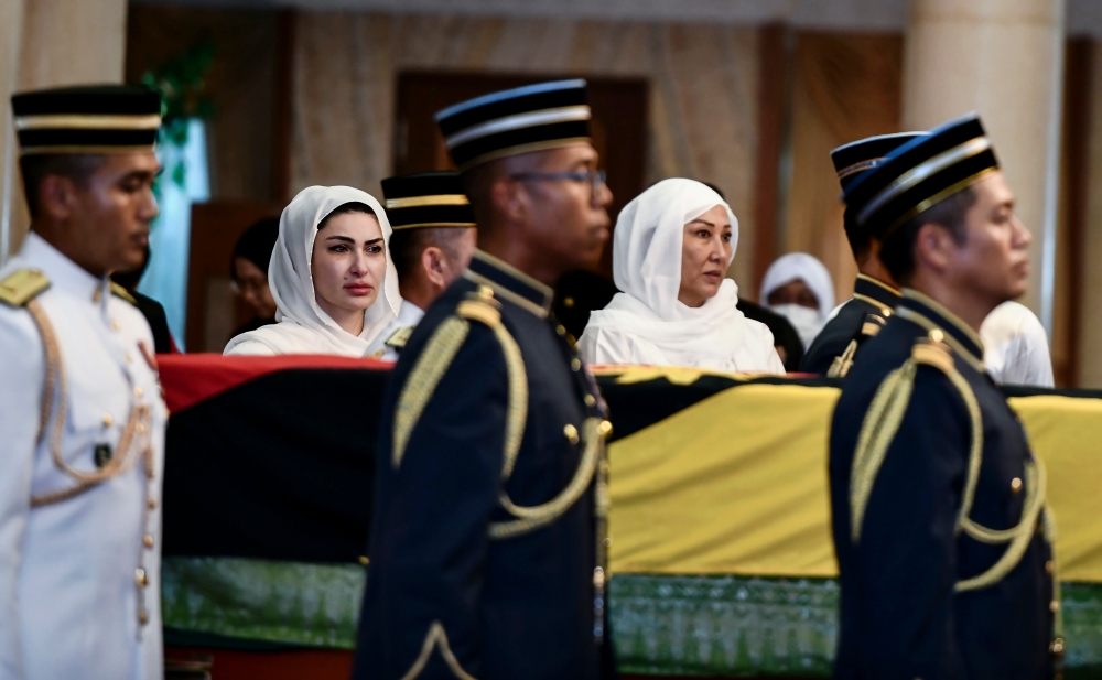 The residence of former Sarawak Governor, the late Tun Abdul Taib Mahmud, in Demak Jaya, here, was filled with close family members and Sarawak leaders who came to pay their last respects. — Bernama pic